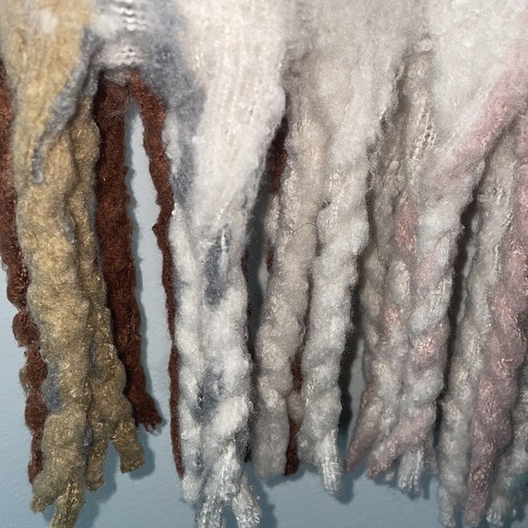 Steve Madden Blanket Scarf Plaid Neutrals Soft Fringe Winter Casual Layering - Picture 4 of 4